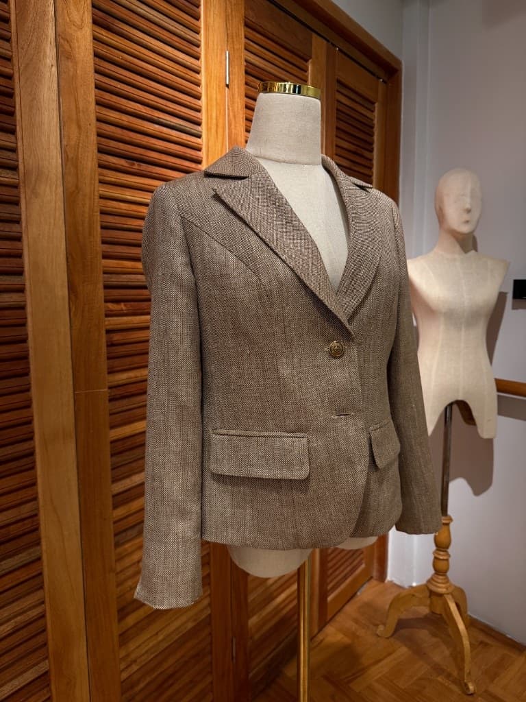 Holland and Sherry hopsack silk women's blazer on a mannequin